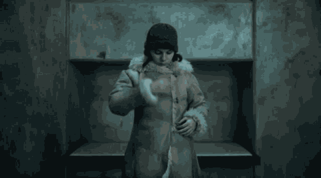 Необычный гиф с раздевающейся Дафни Кин в кино.