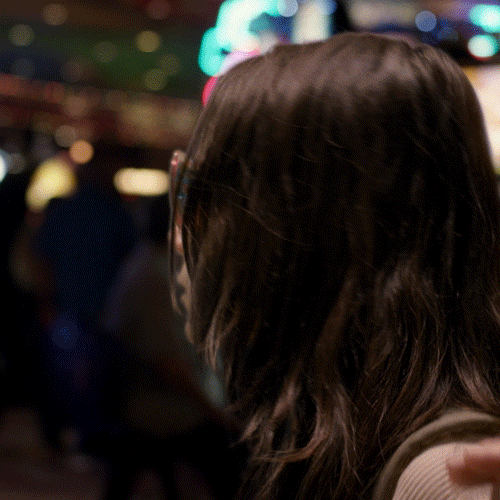 Живая gif картинка с маленькой Дафни Кин в очках.