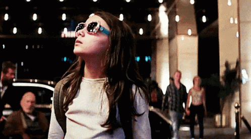 Ещё один вариант анимации с юной Кин в очках.