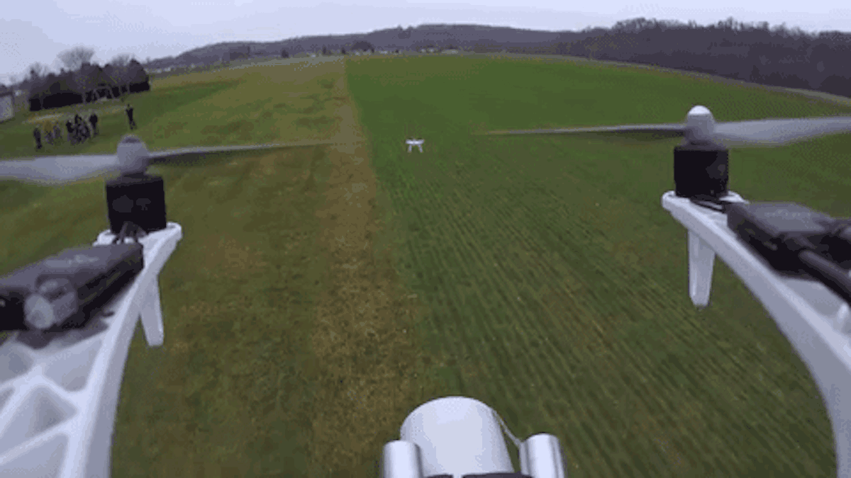 Gif картинка от первого лица, дрон атакует дрон. Gif картинка от первого лица, дрон атакует дрон.