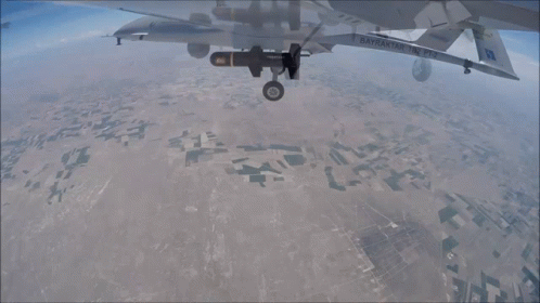 Гифка боевой дрон сбрасывает бомбу. Гифка боевой дрон сбрасывает бомбу.