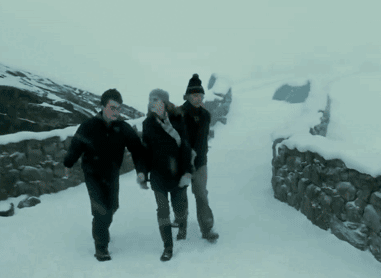 Gif Зимняя прогулка Золотого трио по Хогсмиду.