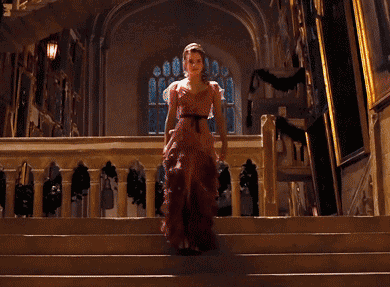 Анимация Гермиона Грейнджер в красивом платье на входе на Святочный бал.