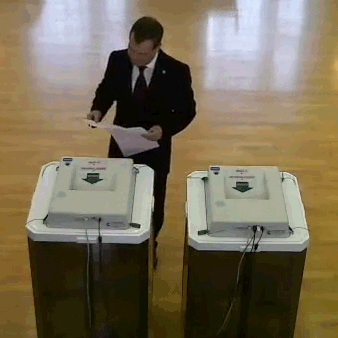 Гифка Д.А. Медведев голосует.