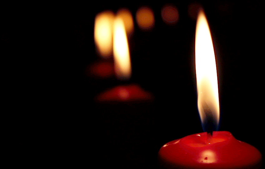 Гифка горящая траурная свеча.