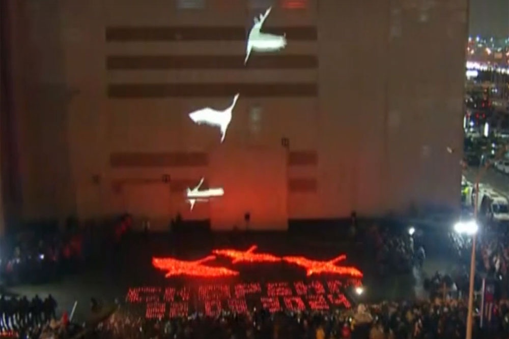 Фото с акции "Белые журавли" у Крокус Сити Холл. Фото с акции "Белые журавли" у Крокус Сити Холл.