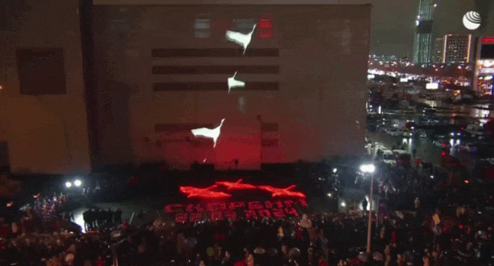 Гифка белые журавли памяти на стене "Крокус сити Холл". Гифка белые журавли памяти на стене "Крокус сити Холл".