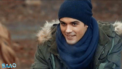 Гиф Дыцевич подмигивает. Гиф Дыцевич подмигивает.