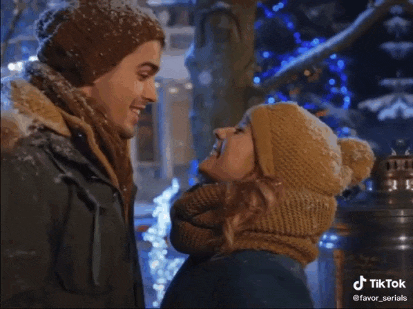 Зимняя гифка Дыцевич целует и обнимает девушку. Зимняя гифка Дыцевич целует и обнимает девушку.