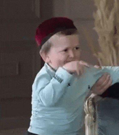 Gif Хасбик в тюбетейке весело танцует.