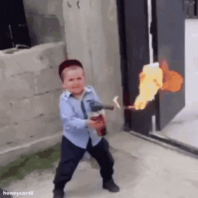 Гифка Хасбик с огненной горелкой, поджигает всё вокруг.