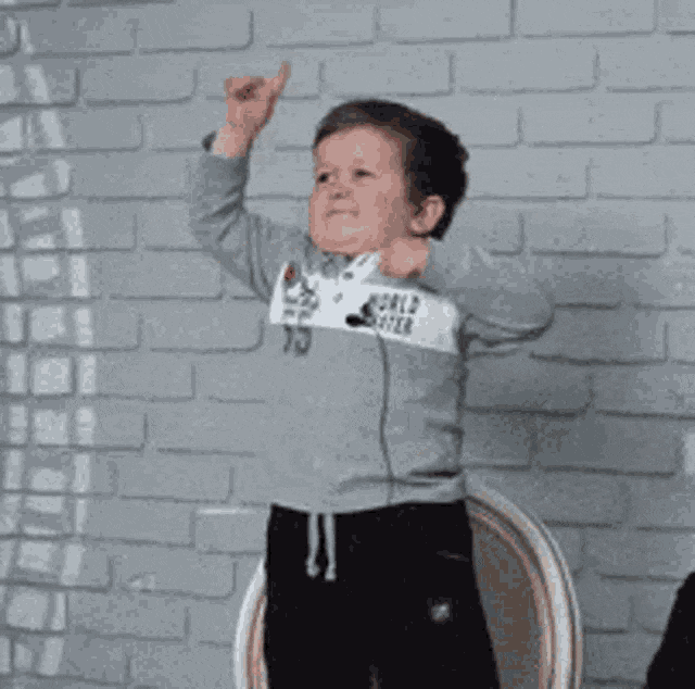 Гифка для ватсап, Хасбик с жестом "Я слежу за тобой!".