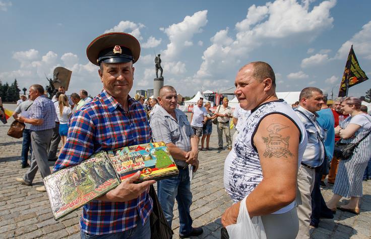 Реальное фото Советского гражданина с альбомом ГСВГ.