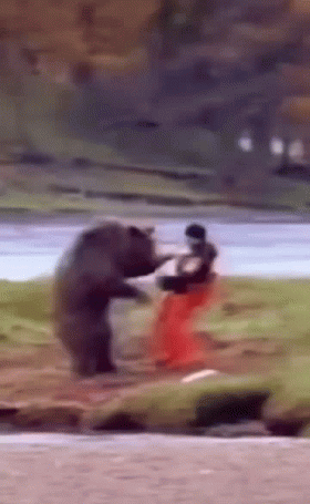 Крутая ретро гифка где мужик в оранжевых штанах дерётся с медведем на фоне реки. Крутая ретро гифка где мужик в оранжевых штанах дерётся с медведем на фоне реки.