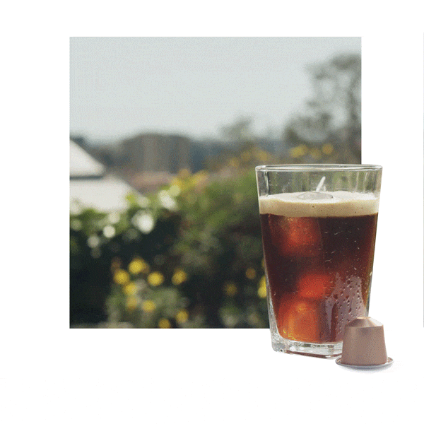 Оригинальная 3D гифка девушка берёт скан прохладного кваса. Оригинальная 3D гифка девушка берёт скан прохладного кваса.