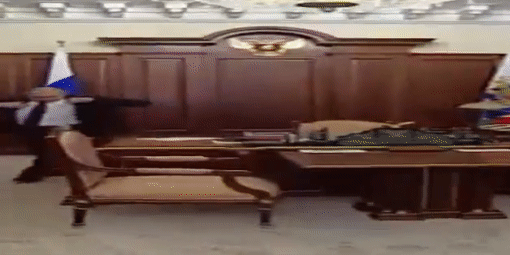 Гиф с широким Путиным идут из кабинета. Гиф с широким Путиным идут из кабинета.