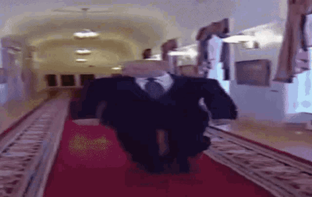 Смешная гифка широкий Путин идёт спиной назад. Смешная гифка широкий Путин идёт спиной назад.