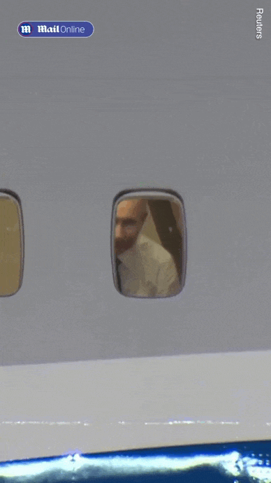 Gif картинка из видео Путин машет в окно самолёта.