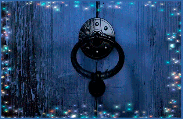 Необычная креативная гиф открытка открывайте Июль уже на пороге, стучится в дверь.