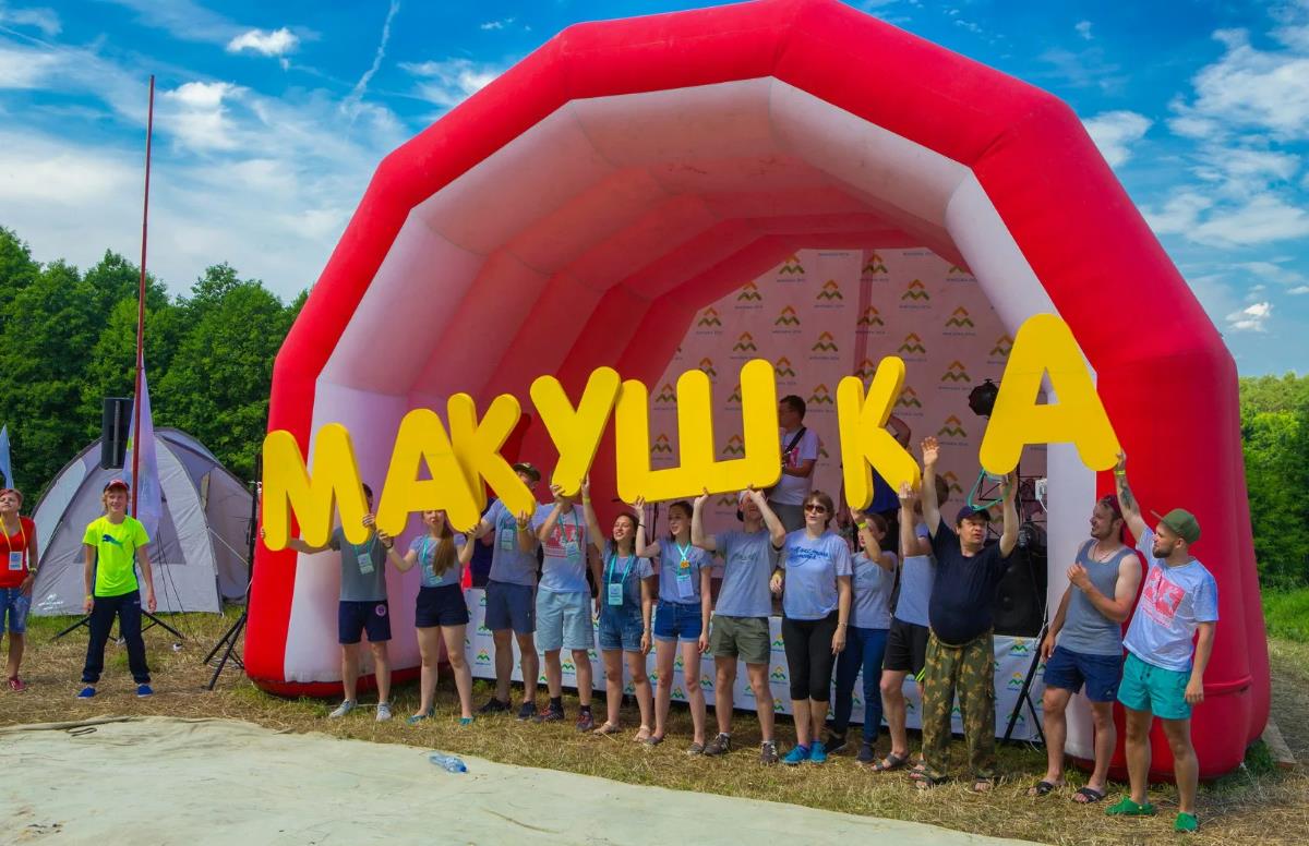 Прикольное фото молодые и активные ребята встречают макушку лета.