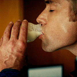 Анимация Хоумлендер пьет молоко.