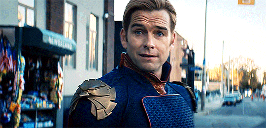 Яркая gif картинка с удивлённым взглядом от Хоумлендера.