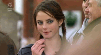 Анимация с красоткой, которая засунула 2 пальца в рот.