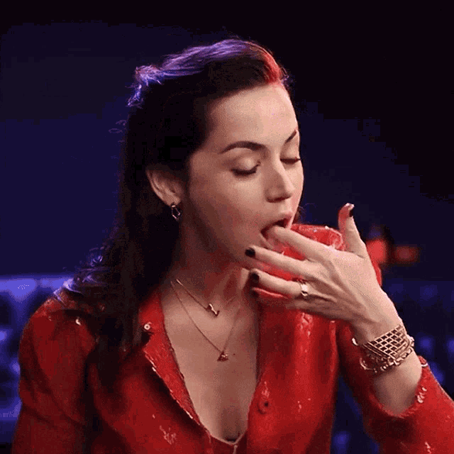 Красотка Ana De Armas сексуально облизала палец.