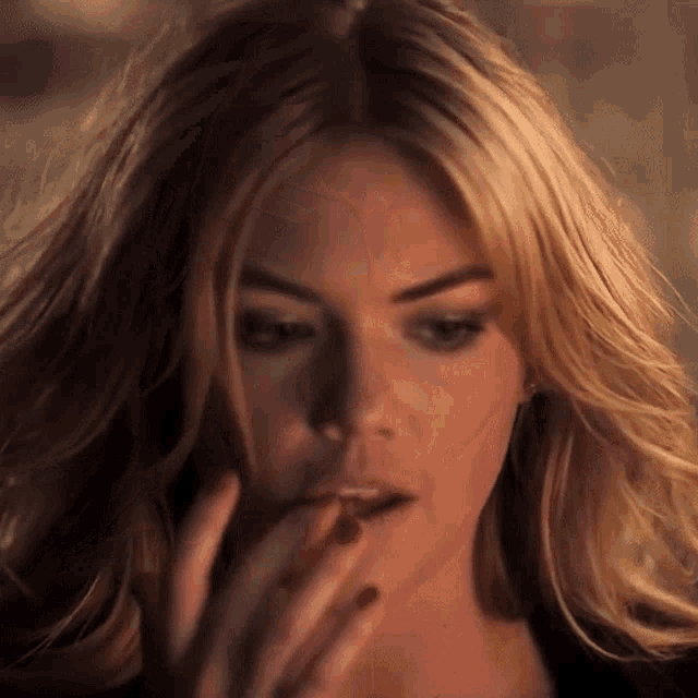 Зрелая блондинка страстно лизнула пальчик.