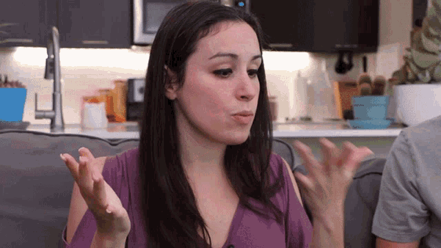 Брюнетка сладко облизывает все пальцы на руках.