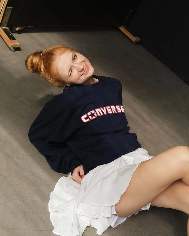 Улыбчивая рыжая героиня сериала "Универ молодые" в белой мини юбке. Улыбчивая рыжая героиня сериала "Универ молодые" в белой мини юбке.