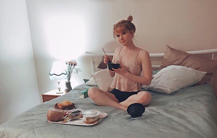 А на этом милом снимке Лиза решила поесть прямо в постели. А на этом милом снимке Лиза решила поесть прямо в постели.