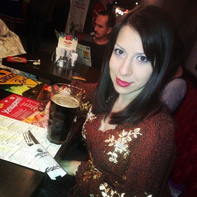 Фото белка пьёт пиво в кафе. Фото белка пьёт пиво в кафе.