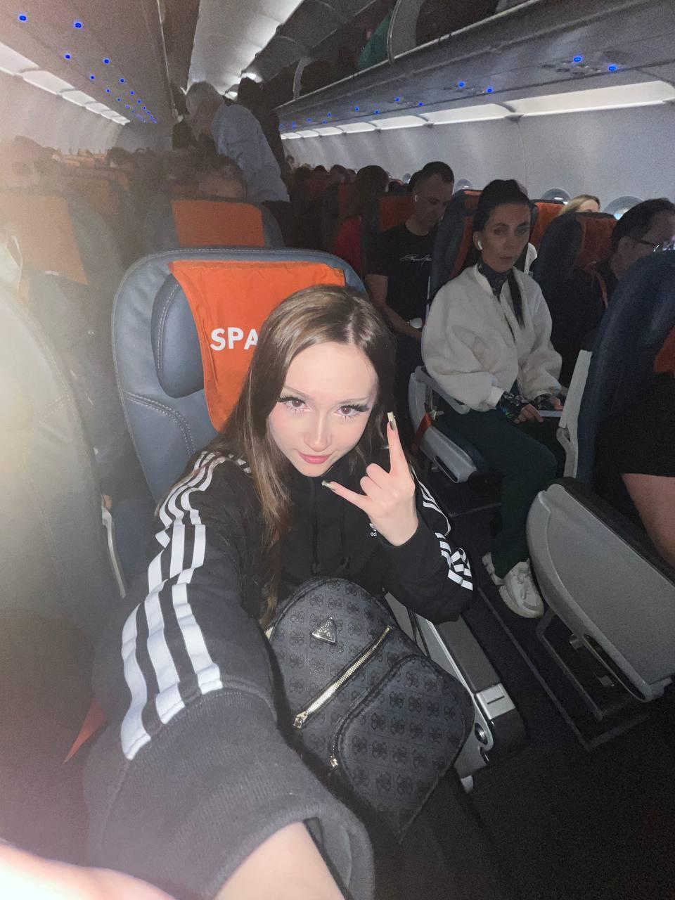 А тут Даша показала свою любовь к року на борту самолёта.