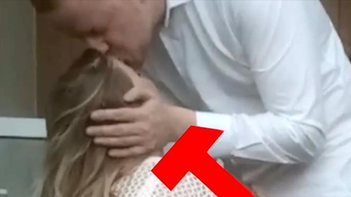 На последок Денис как джентльмен поблагодарил девушку за ласку и любовь, поцелуем в лоб. На последок Денис как джентльмен поблагодарил девушку за ласку и любовь, поцелуем в лоб.