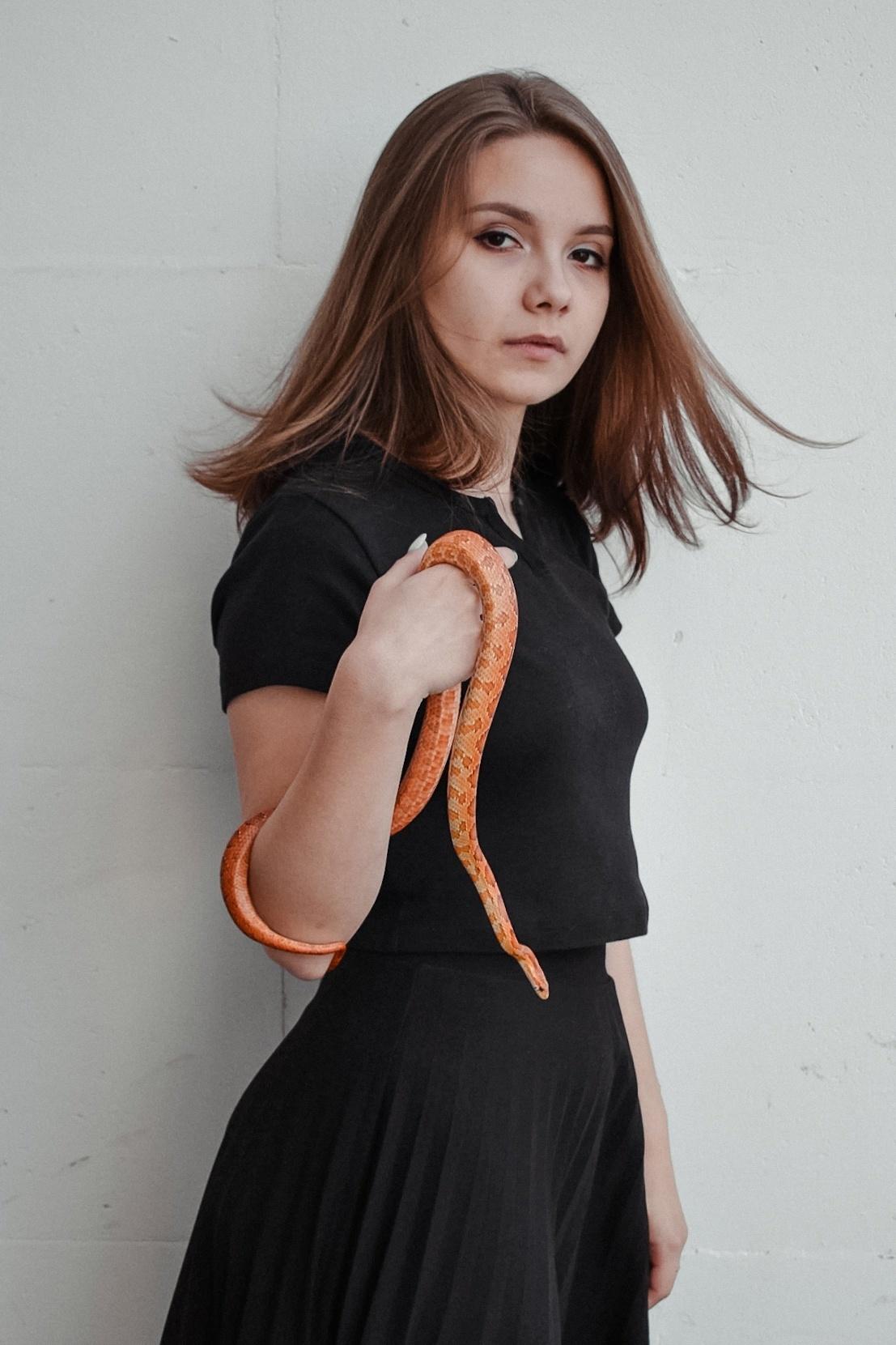 Красивый снимок Тристезен со змеёй в руках.