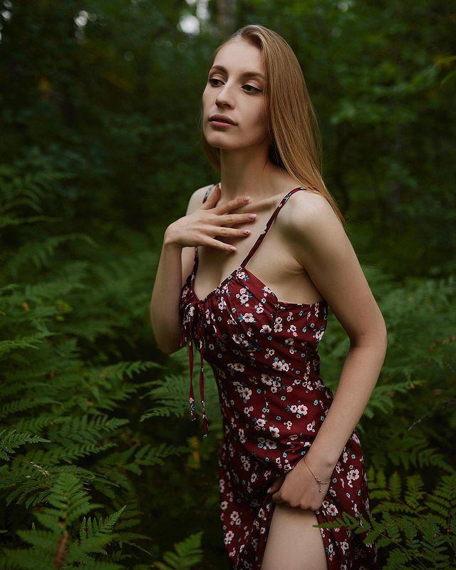 Летние кадры Popazik из леса в платье.