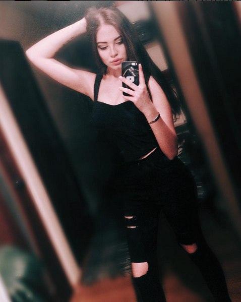Селфи Арины в чёрном наряде. Селфи Арины в чёрном наряде.