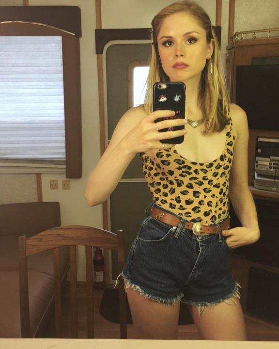 Красотка Эрин Мориарти на селфи в коротких джинсовых шортах.