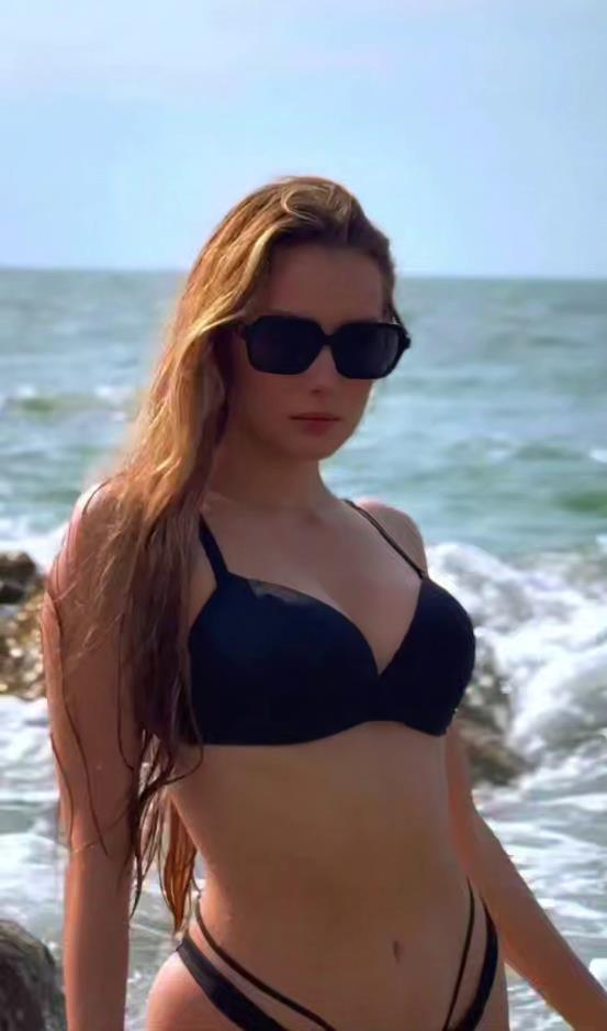 Слитое в сеть фото nastyamulla на отдыхе в лифчике и труселях на фоне моря. Слитое в сеть фото nastyamulla на отдыхе в лифчике и труселях на фоне моря.