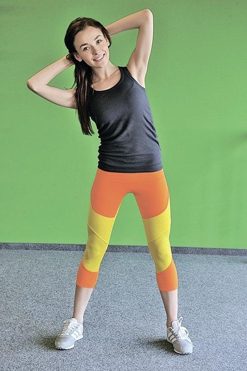 А на этом снимке наша героиня занимается спортом в обтягивающих легинсах. А на этом снимке наша героиня занимается спортом в обтягивающих легинсах.