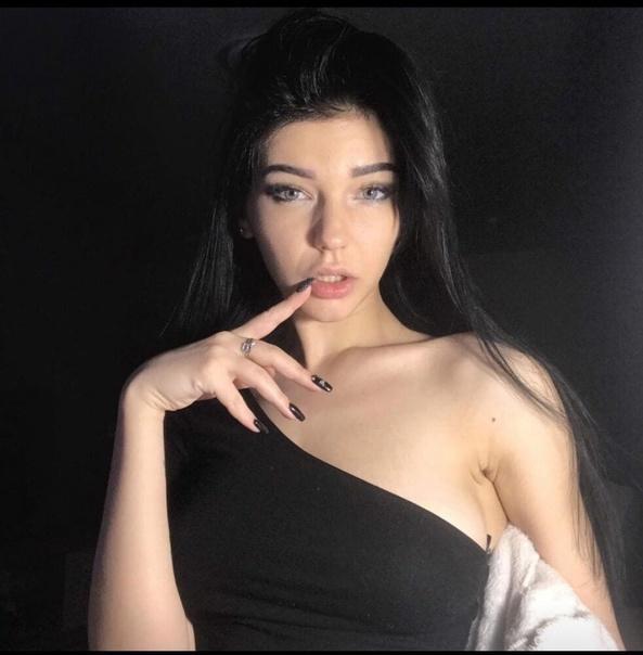 Об этой очаровательной девушки, прекрасной модели и перспективной блогерше мало что известно из общедоступных источников в Интернете, кроме красивого тела и совершенной открытости для своей аудитории.