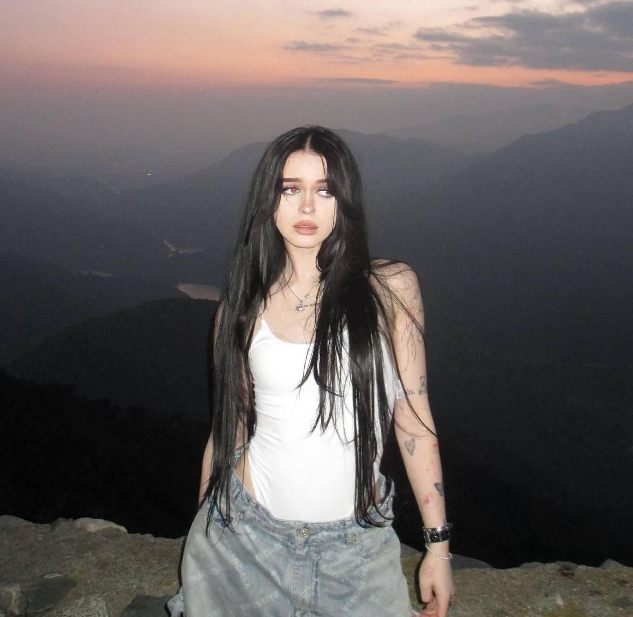 Снимок nevaaadaa на фоне заката. Снимок nevaaadaa на фоне заката.