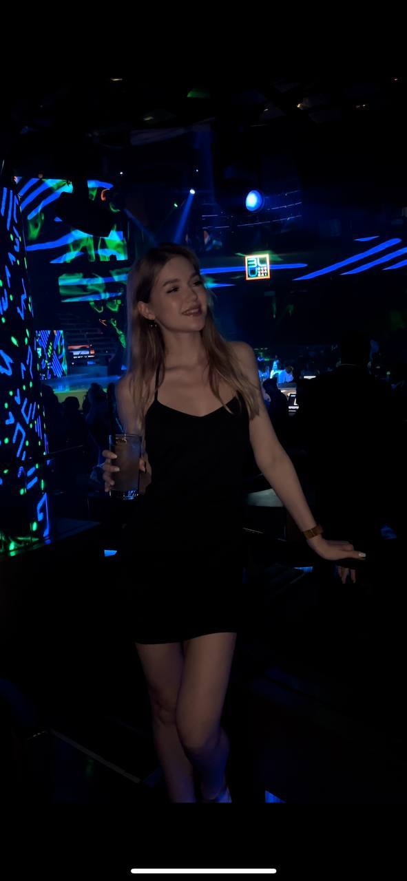 Ночной кадр из жизни Евы в клубе.