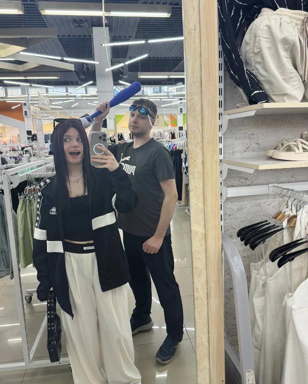 Смешной кадр из магазина Папич с битой и улыбающаяся альтушка "kspersss". Смешной кадр из магазина Папич с битой и улыбающаяся альтушка "kspersss".