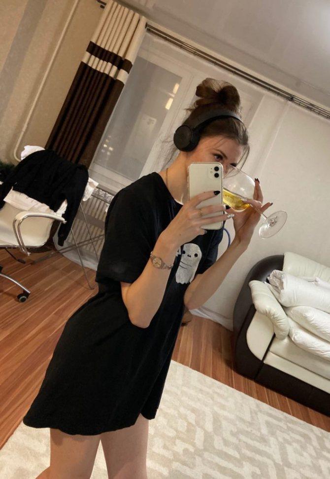 Девушка родом из Кирова, тут и проживает по сей день. Дата рождения – 20 января 1999 года, то есть дамочке скоро исполняется 21 год. В данный момент не находится в отношениях. Девушка родом из Кирова, тут и проживает по сей день. Дата рождения – 20 января 1999 года, то есть дамочке скоро исполняется 21 год. В данный момент не находится в отношениях.