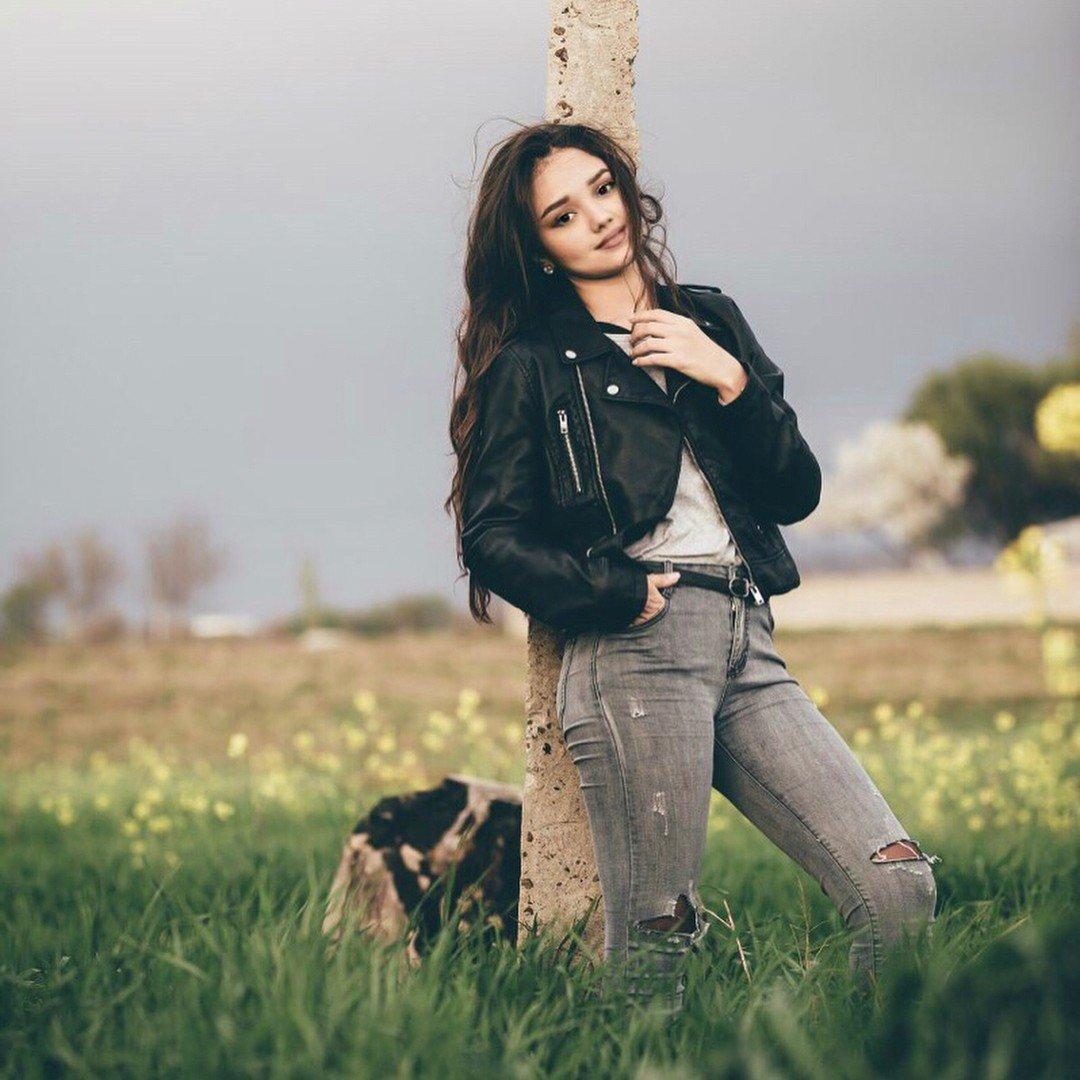 Красивый снимок Наргиз на природе в джинсах и косухе. Красивый снимок Наргиз на природе в джинсах и косухе.