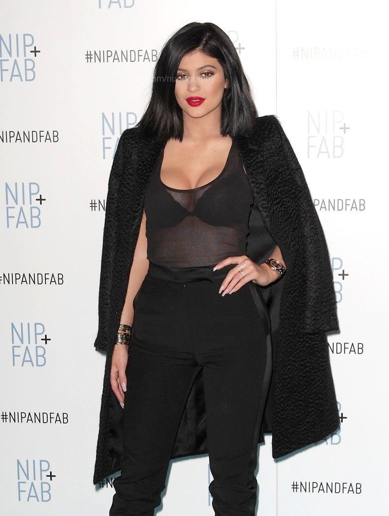 Дженнер – популярная модель и бизнесвумен. Имеет свою линию косметики и Инстаграм на 150млн подписчиков.