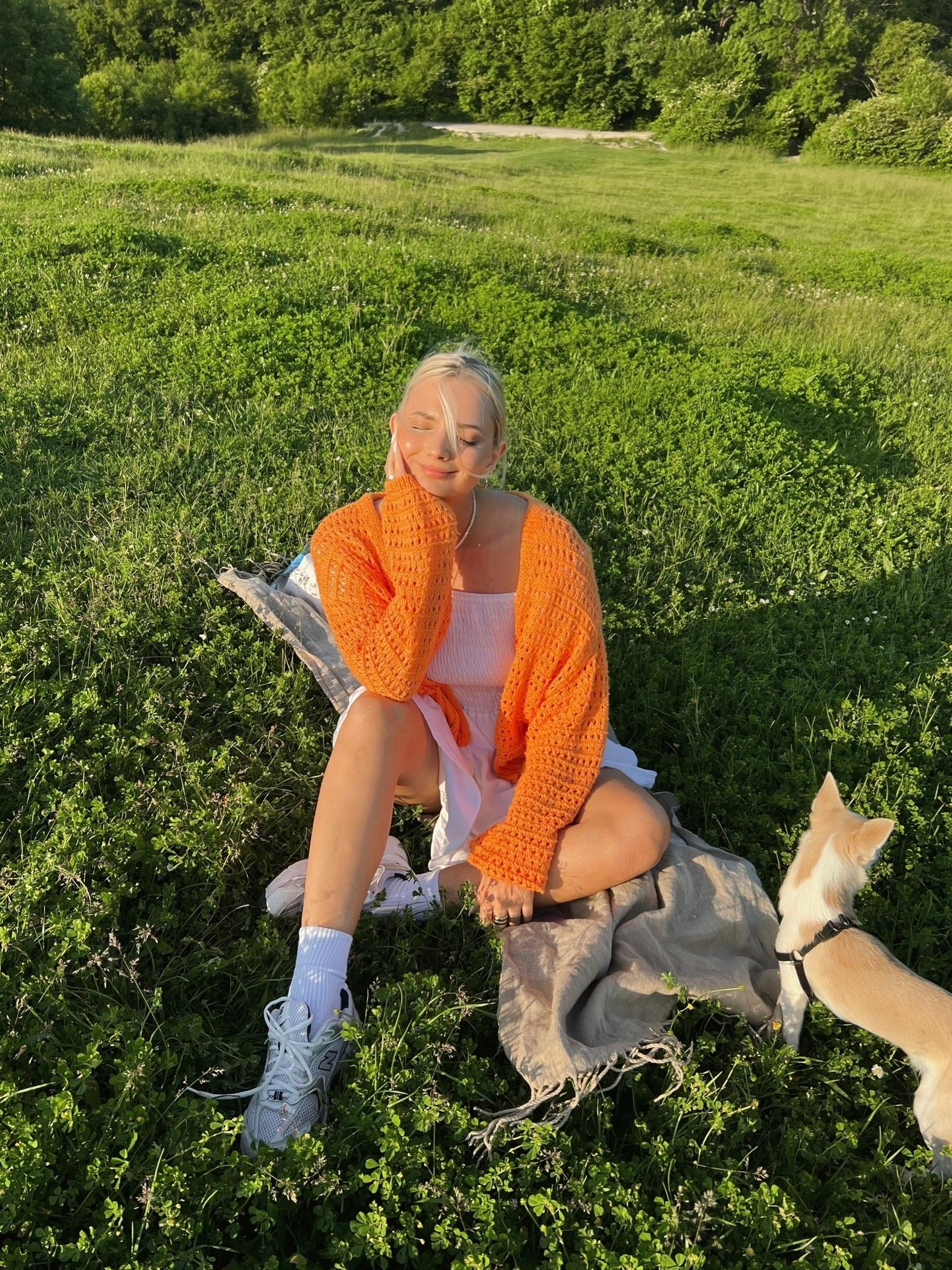 Марина наслаждается летней природой. Марина наслаждается летней природой.