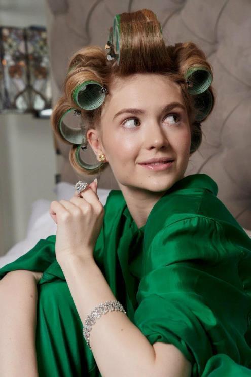 А тут она со смешными бигудями на голове. А тут она со смешными бигудями на голове.